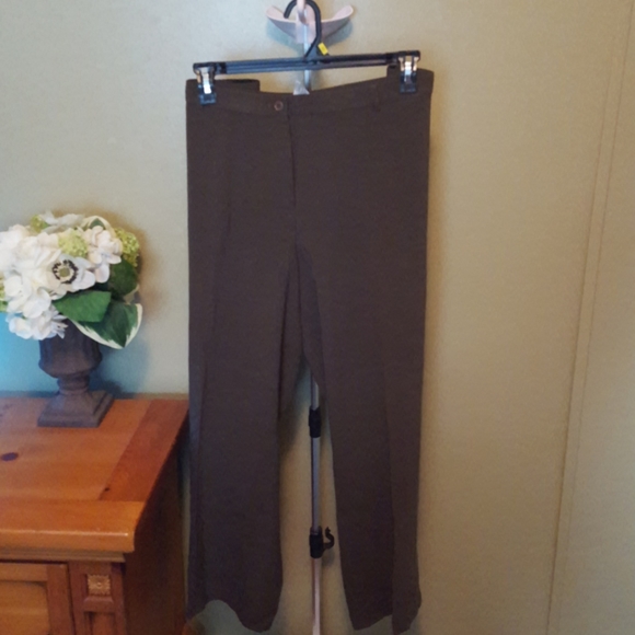 Woman's short slacks - Picture 1 of 4